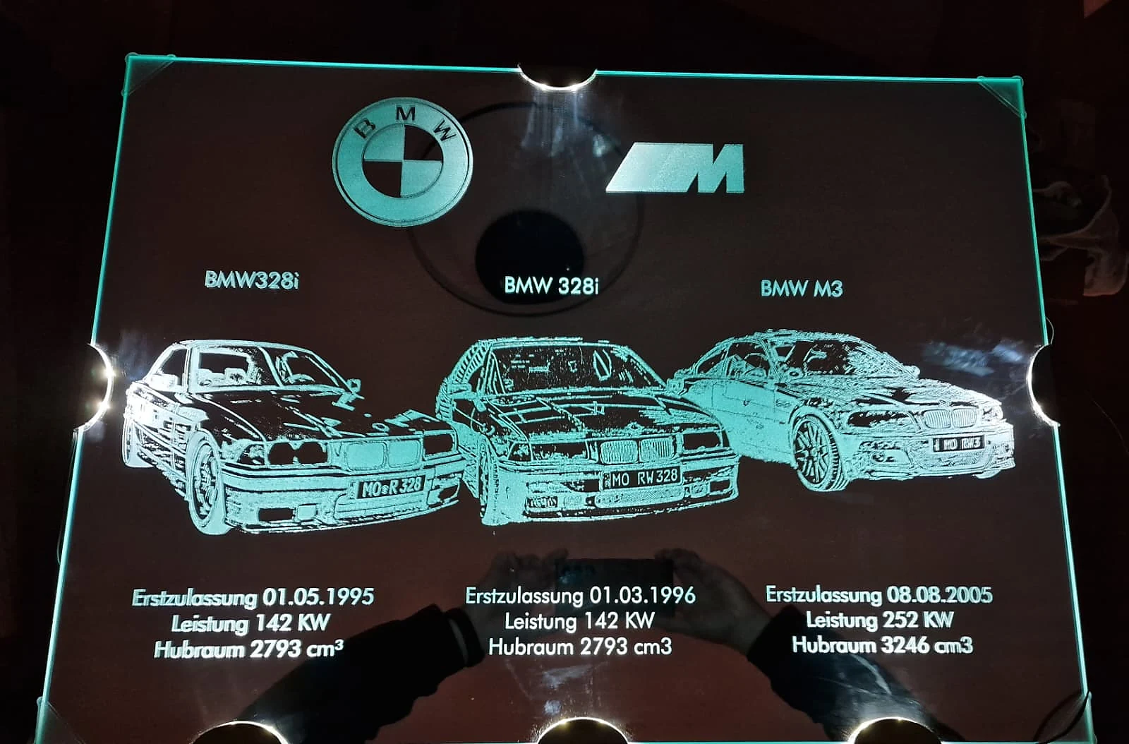 Beleuchtetes Acrylbild mit BMW-Motiven