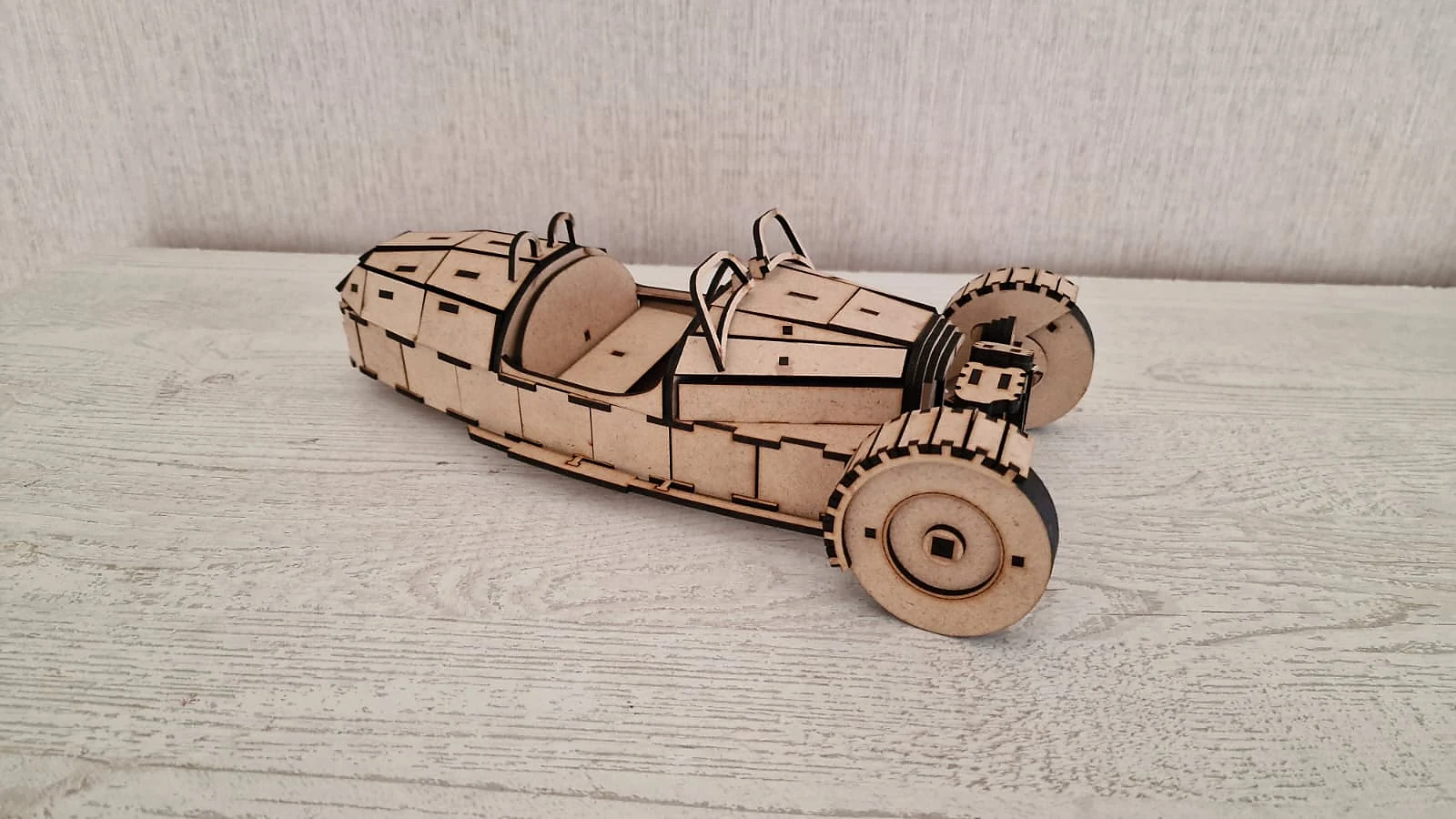 Historisches Fahrzeugmodell aus Holz