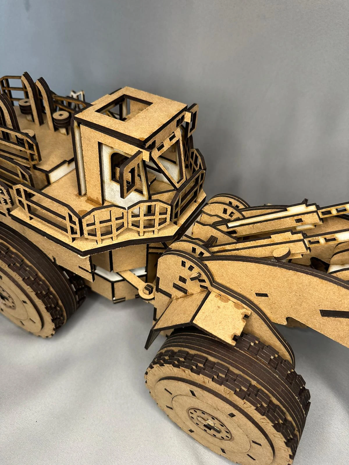 Radlader-Modell aus Holz