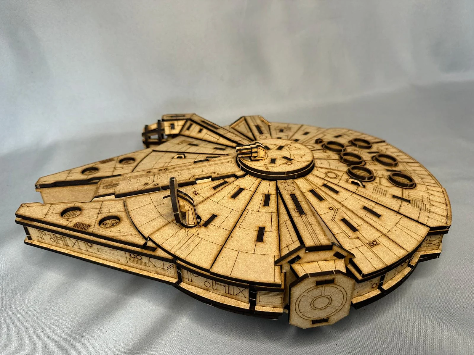 Millennium Falcon aus Holz