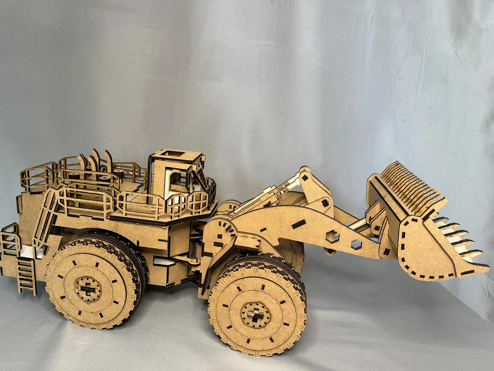Detailreiches Radlader-Holzmodell