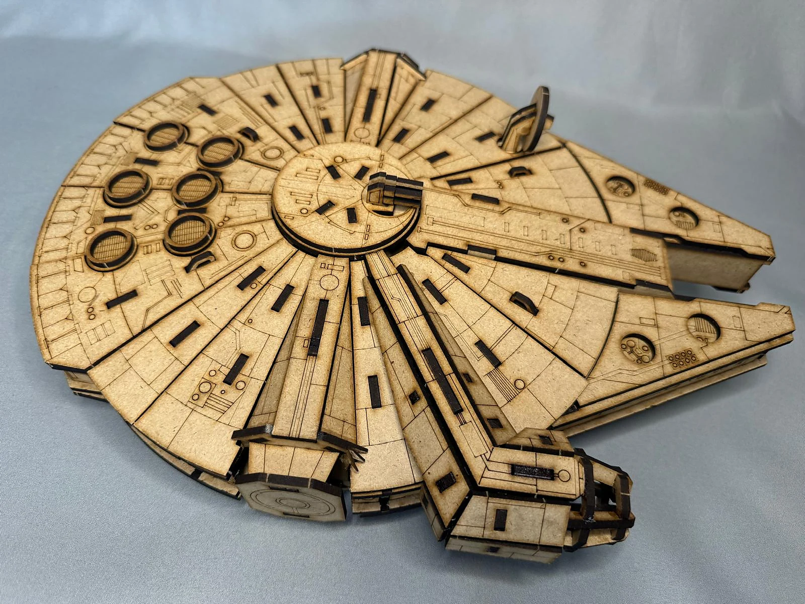 Personalisiertes Millennium-Falcon-Holzmodell