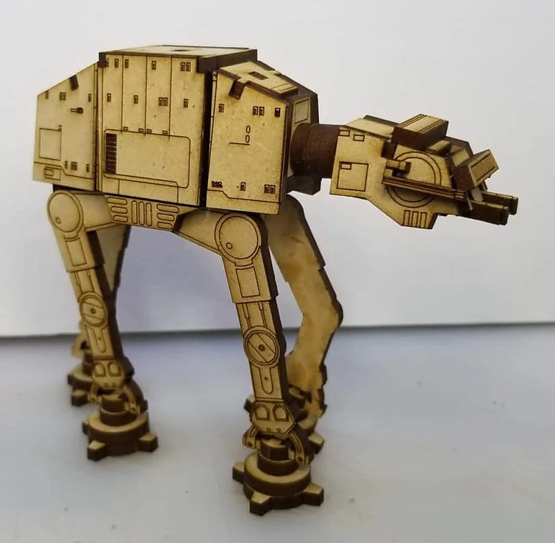 AT-AT Walker als Holzmodell