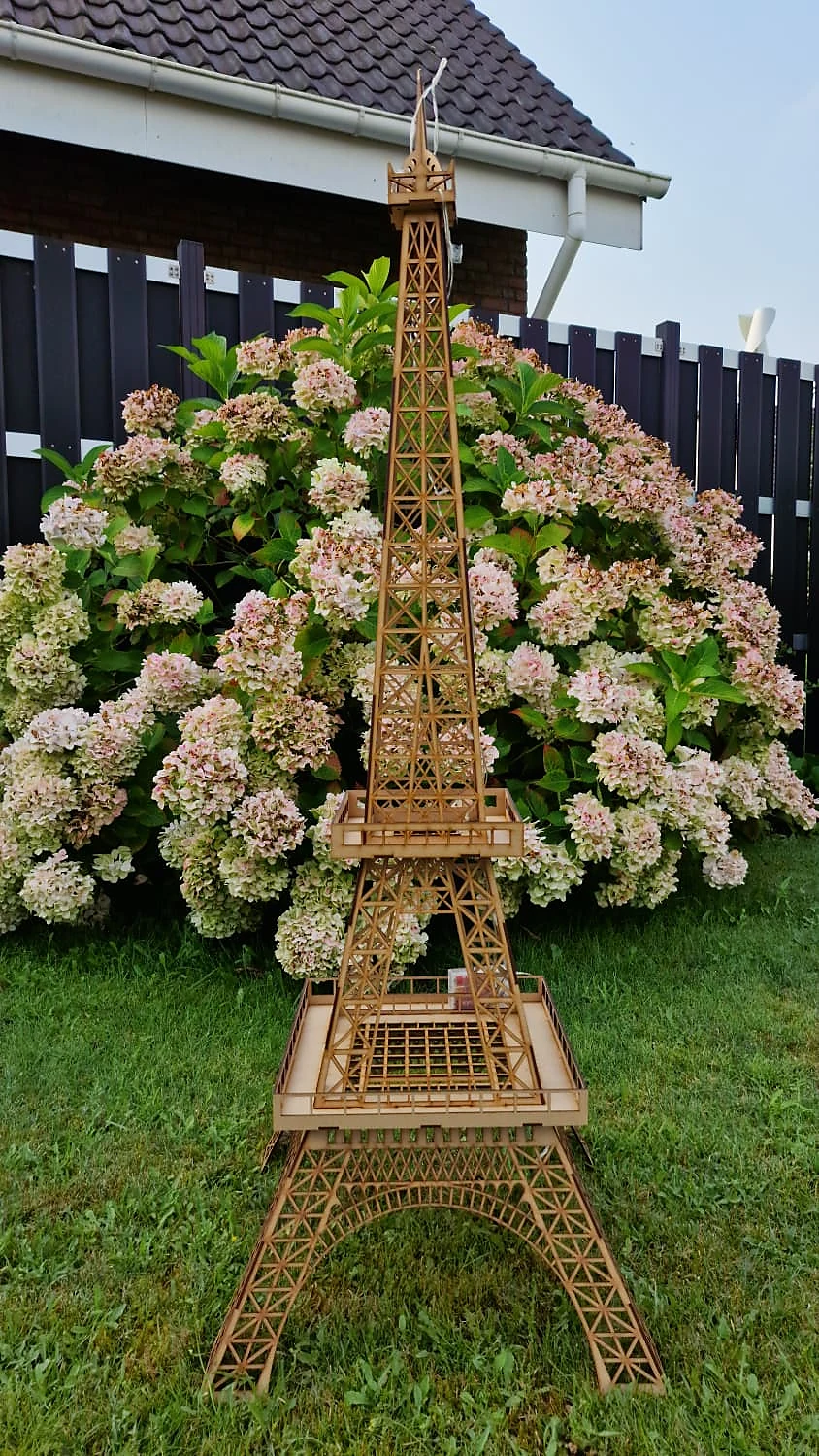 Eiffelturm als Holzmodell