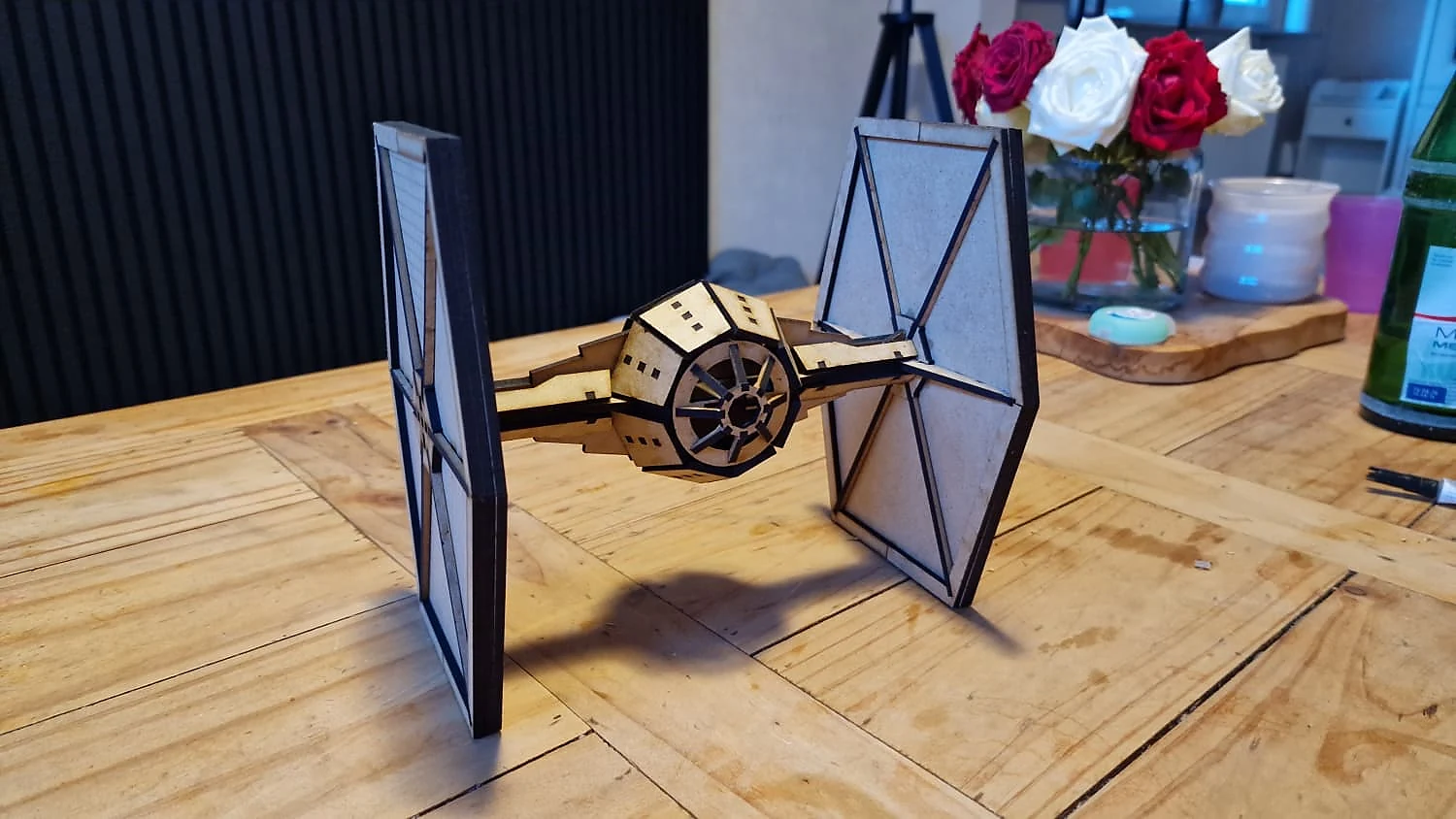 TIE-Fighter-Modell aus Holz