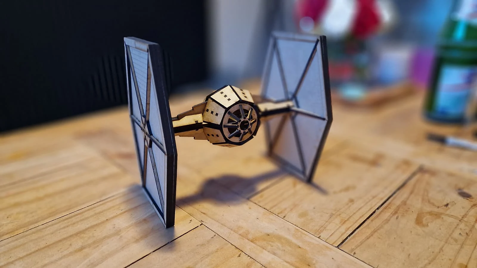 TIE Fighter als Holz-Geschenkidee