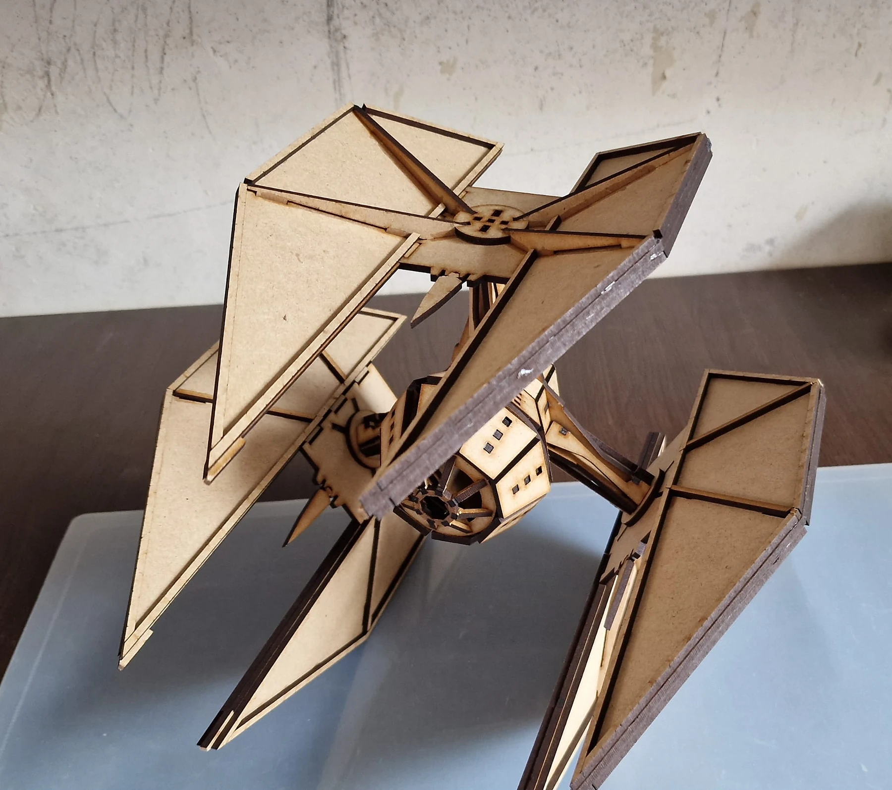 X-Wing-Modell aus Holz