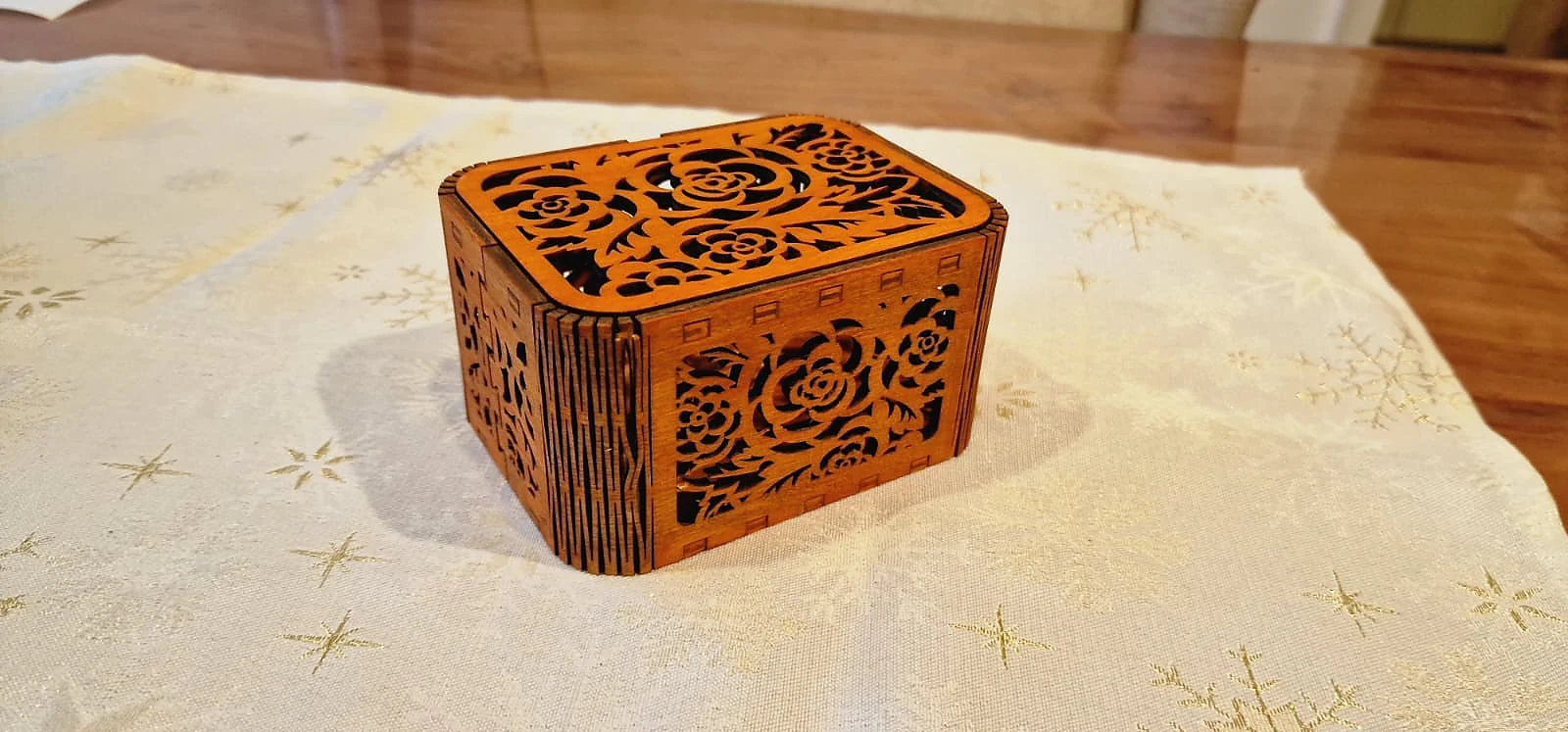 Geschenkbox aus Holz mit Ornamenten