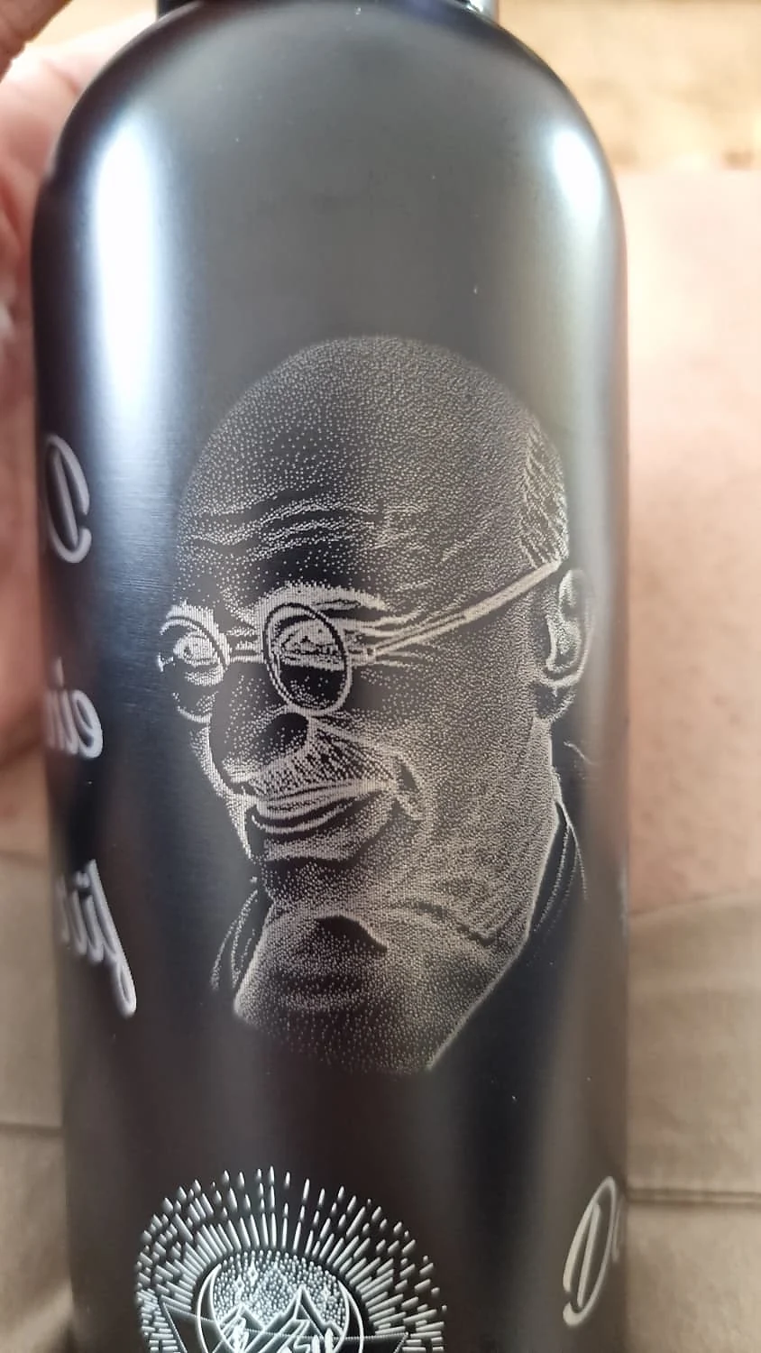 Trinkflasche mit graviertem Porträt